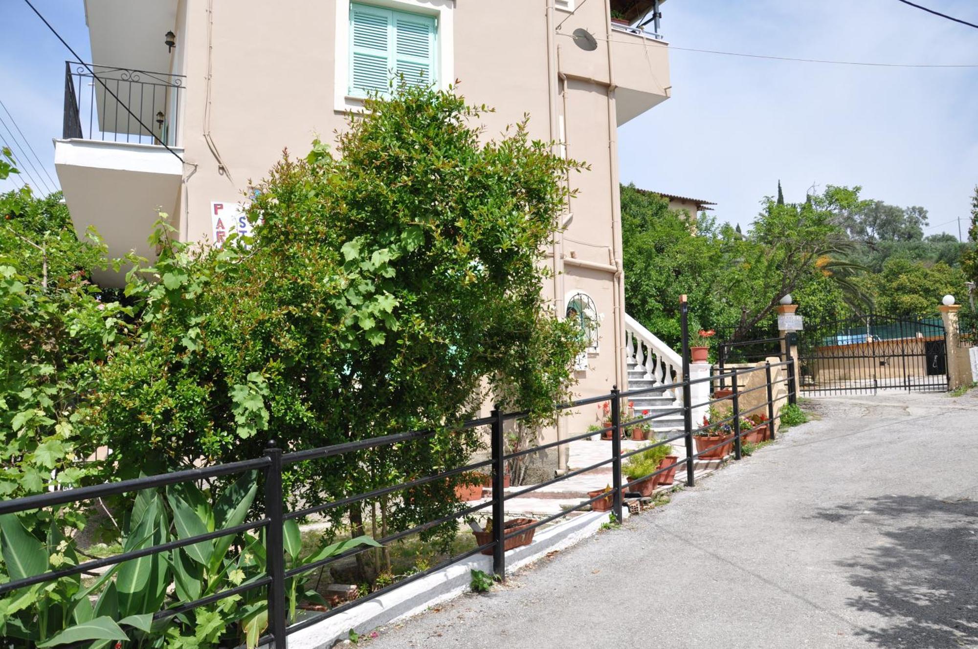 Paraskevi Apartments Ipsos Luaran gambar