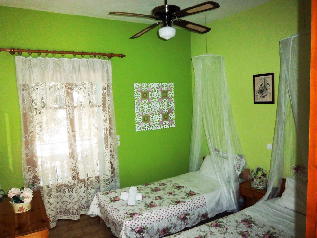 Paraskevi Apartments Ipsos Bilik gambar