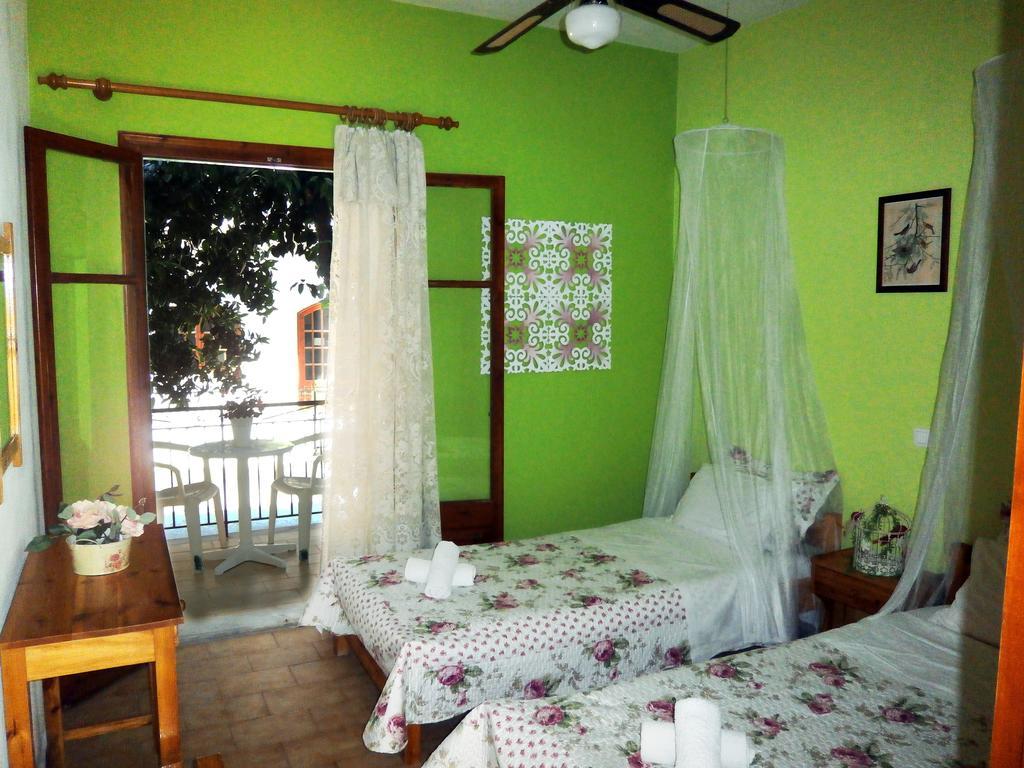 Paraskevi Apartments Ipsos Bilik gambar