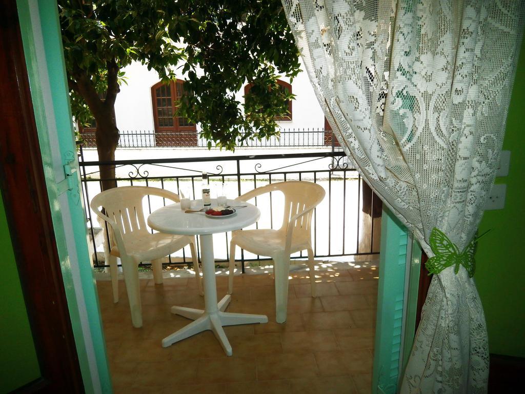 Paraskevi Apartments Ipsos Bilik gambar