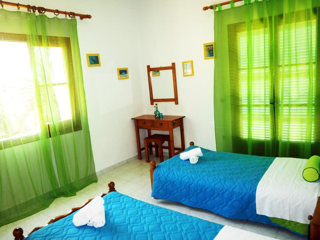 Paraskevi Apartments Ipsos Bilik gambar
