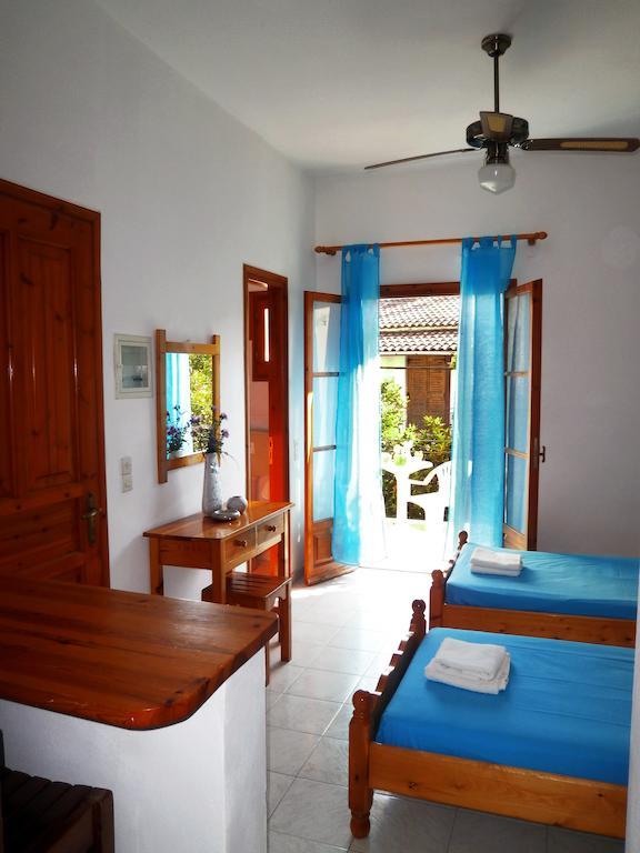 Paraskevi Apartments Ipsos Bilik gambar